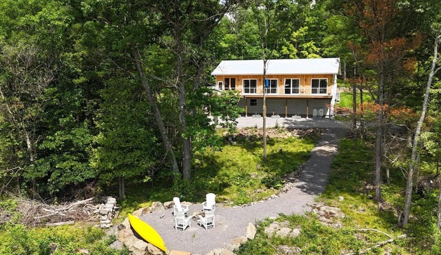 4-season retreat along the Crowe River. Tranquillity and modern comfort.