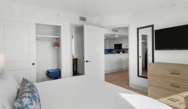 4 Units Condo with Ocean Views, Pools & Nearby Shopping and Dining