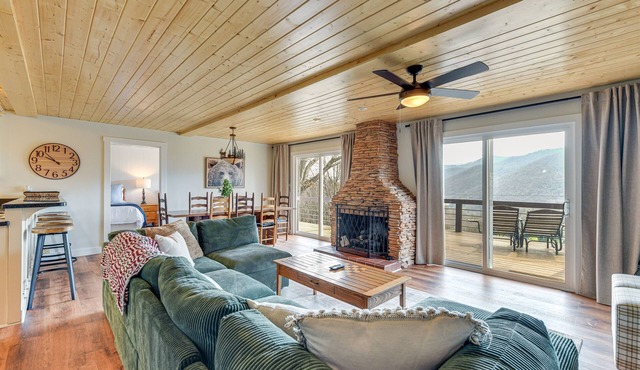 4BR in Maggie Valley Golf Club, Game Room, Hot Tub