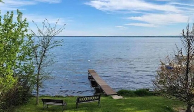 5 bedroom lakefront cabin at Pigeon Lake just 1 hour from Edmonton