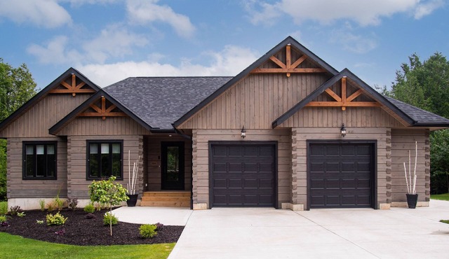 5-bedroom stunning, modern log home with outdoor sauna and firepit