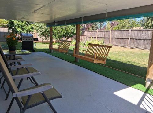 5 Beds 3 Full Bathrooms 3 Bedrooms, Quiet Day & Night, 15 Minutes Walk to 2 Beaches, Large Guest Yard, Kids Gym & Games, 4TVs, Breakfast, WorkStation, Laundry, Kitchen
