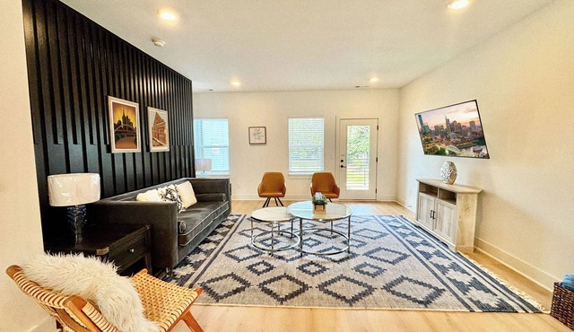 5 mins to Broadway! Our 3-bed retreat has a private ping-pong room, speedy Wi-Fi and free parking. -Comfy beds with hotel linens. -Ping-pong, board games, fenced backyard. - Stocked kitchen, coffee bar, blender. - crib,toys