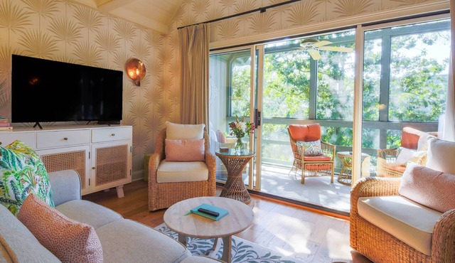 5 Minute Walk to Beach! Screened Porch w/Forest Views, Wonderful Natural Light & Comfy Seating
