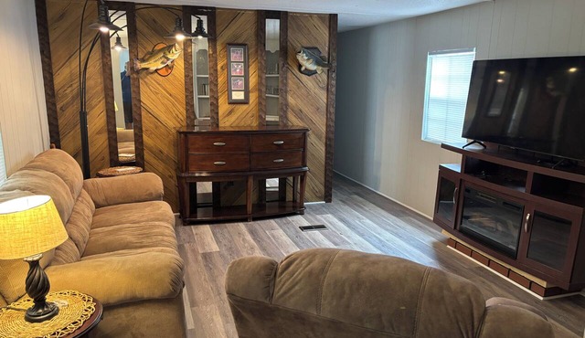 5 Star lake side cottage, Room for 6, fully equipped kitchen,deck with smoker