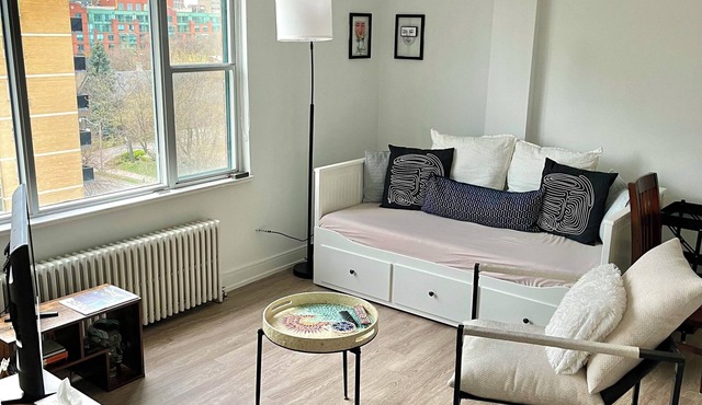 A Cozy Home Away From Home in Downtown Toronto!