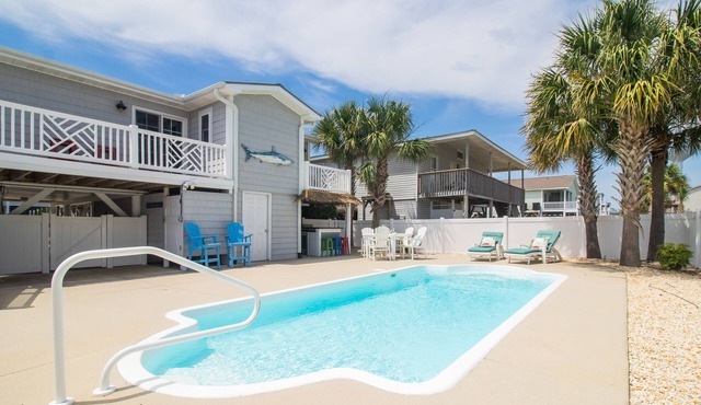 Absolutely Charming Cottage! Backyard oasis with pool/tiki bar! Prime Location!