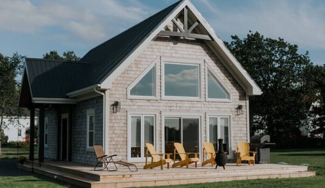 "Across the Way" 3-Bedroom Country Homen