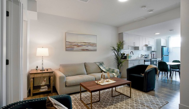 Adorable 1 bedroom suite - 8mins from West Edmonton Mall