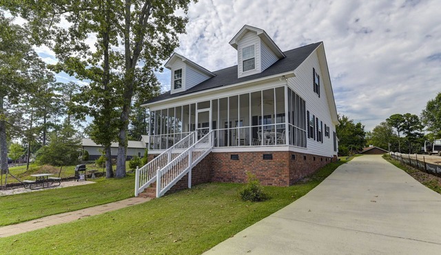 Adorable Cozy Serene Lakefront Cottage w/Private Dock, Ramp, Wi-Fi Amazing Views
