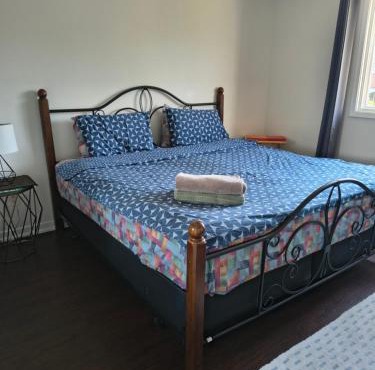 Airy Room with King bed in Central Mississauga Near Airport