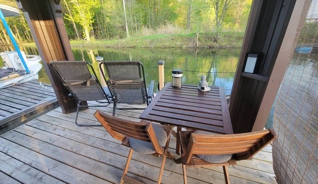 Aloberge 6 Floating cabin + paddles boats + bicycles + pool + bbq + fireplace