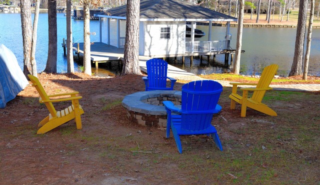 Amazing House with Beautiful Deep Water, Firepit, Kayaks, High Speed Wifi, Games