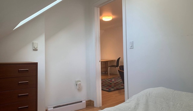 Annex Toronto, amazing location, cozy apartment