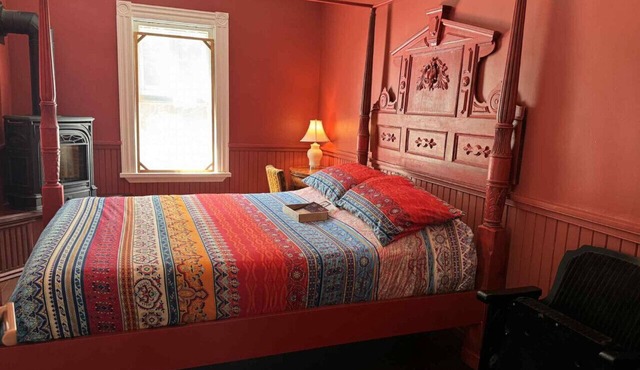 Artistic Warmth in a Victorian Manor