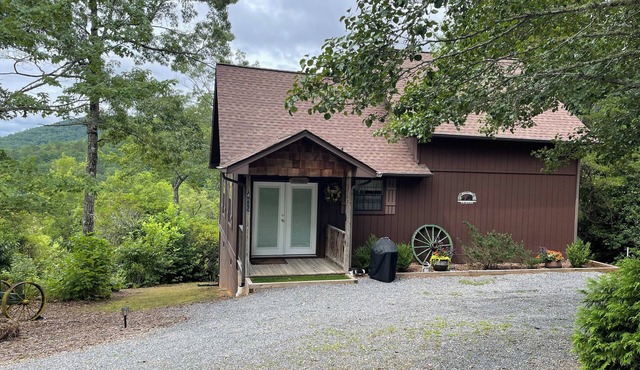 Aster Cabin - Beautiful Mountain View, Rustic Charm w/Jacuzzi & Wood Fireplace