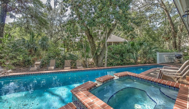 Aug 8-15 open, Private pool, hot tub, walk to beach, bikes, screened in porch