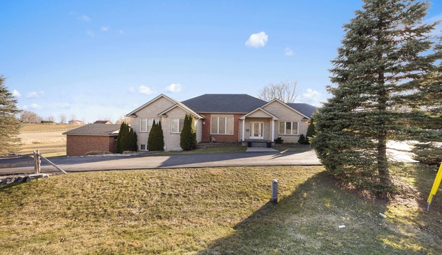 Awesome 4BR Brantford Home ~ Hot Tub ~ Pool Room