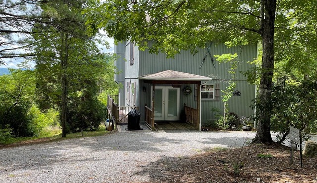 Azalea Cabin - Beautiful Mountain View, Rustic Charm w/Jacuzzi & Gas Fireplace