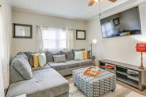 Backyard & Covered Porch! Cozy Mullins Retreat