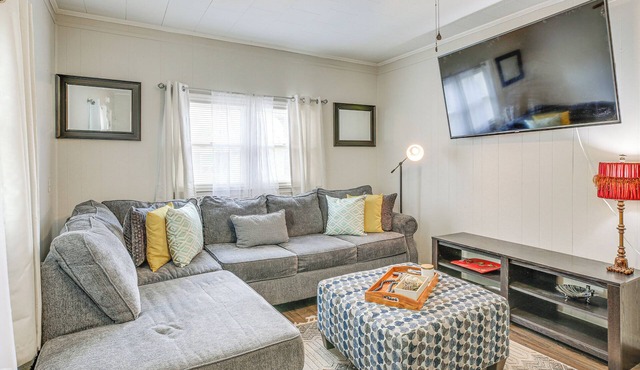 Backyard & Covered Porch! Cozy Mullins Retreat