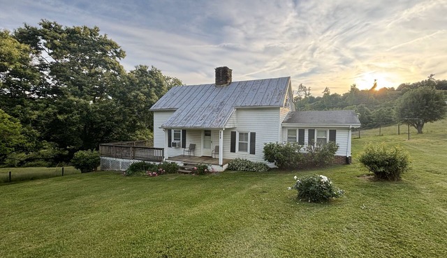Baker's Farmhouse -Your charming & cozy get-a-way in the country with AC & WiFi!