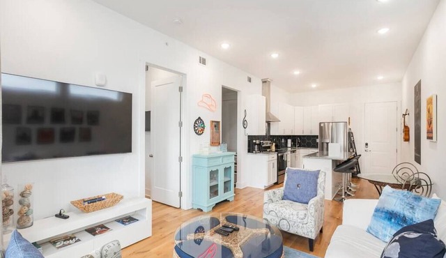 Balcony+En-suite Bathrooms+Luxury Condo