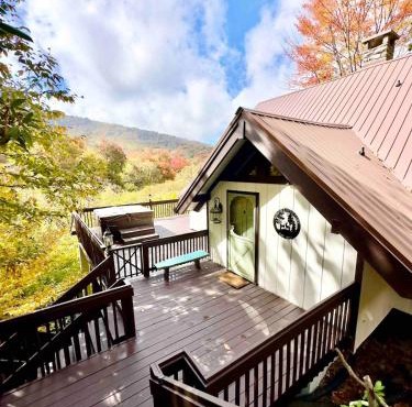 Barbers Deer Camp, Hot Tub and Views