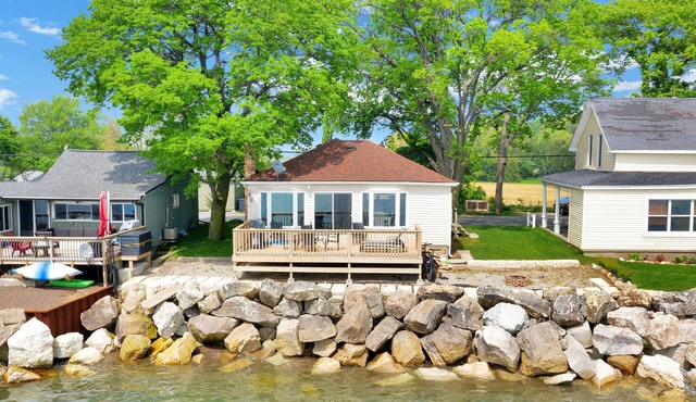 Beach House with Stunning Lake Views & Beautiful Sunsets- 3 Bedrooms, 2 Baths