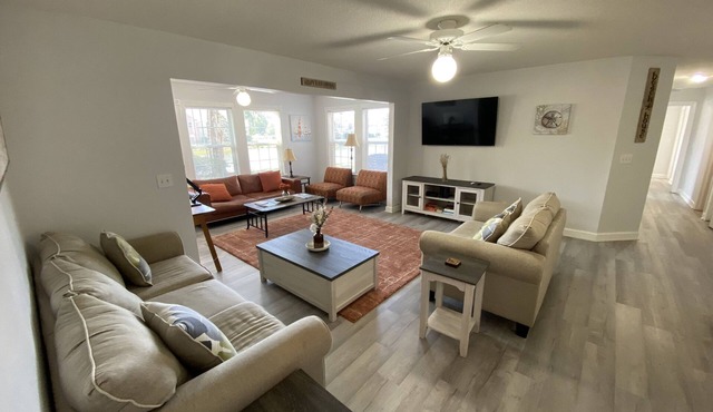 Beach Pool Golf Pickleball Tennis Remote-Work & 4.5 Star Restaurants @ The Condo