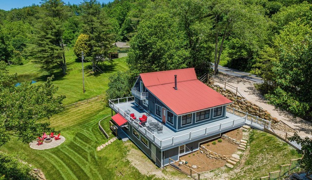 Bearfoot Retreat, Streamside Home, Pet-Friendly & only 8 minutes from Cashiers