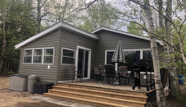 Beautiful 2 bedroom lakefront cottage