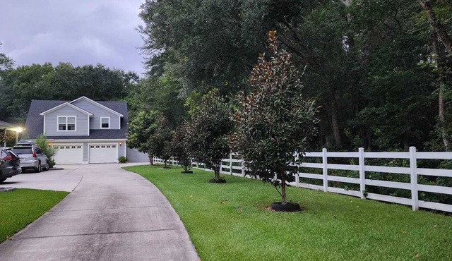 Beautiful 2-bedroom Apartment above Garage with AC in charming Mount Pleasant