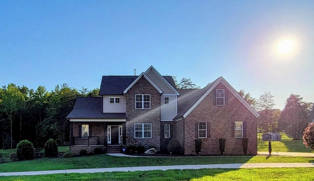 Beautiful 3 Level Executive home w/HOT TUB!