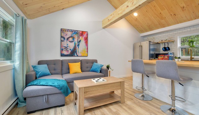 Beautiful cabin close to golf, skiing, marina and city. (Dog friendly)