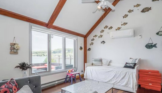 Beautiful cottage style Waterfront house on Georgian Bay. Pet-Friendly!