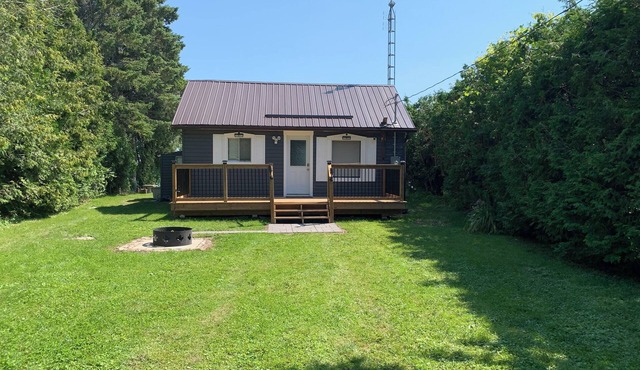 Beautiful cottage on the Lake Ontario to spend peaceful time with loved ones