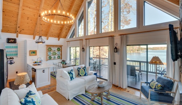 Beautiful Lake Keowee Home w/Boat Dock & Fire Pit