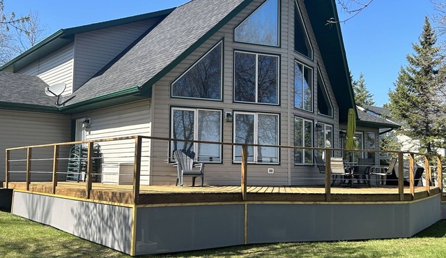 Beautiful Lakefront "A" Frame With Hot Tub, 2 for 3 Nights Jan/Feb Weekends!