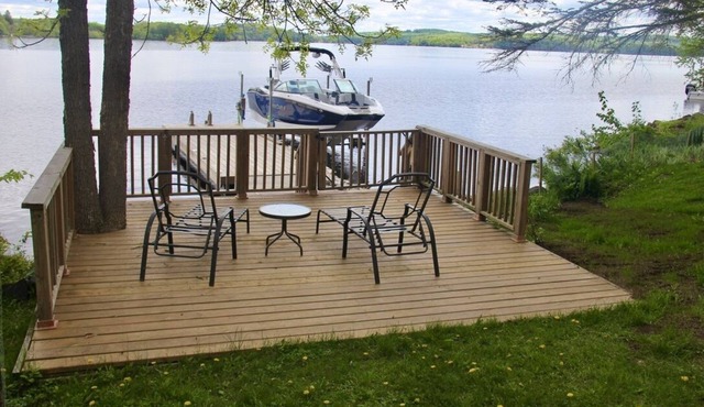 Beautiful lakefront retreat, 4 bedroom, sleeps 8