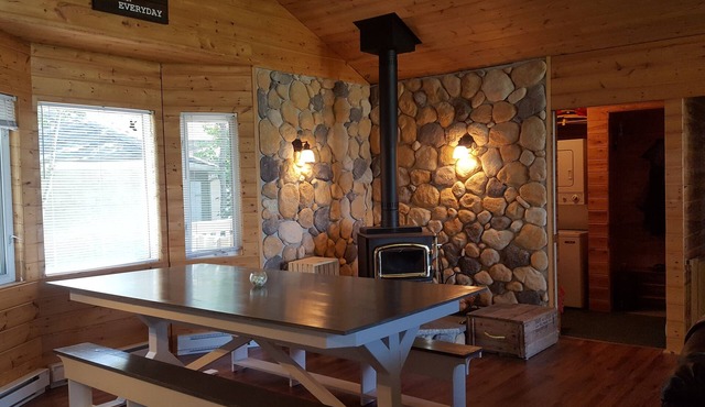 Beautiful Lakeview Cabin, quiet location, gorgeous sunsets & close to Beaches