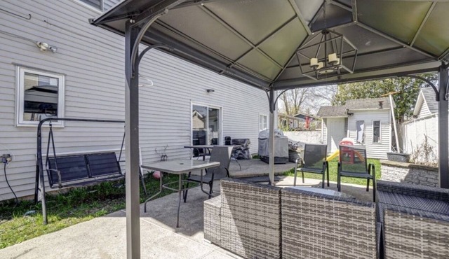 Beautiful, large 4-bedroom, 2-bathroom home in Laval.