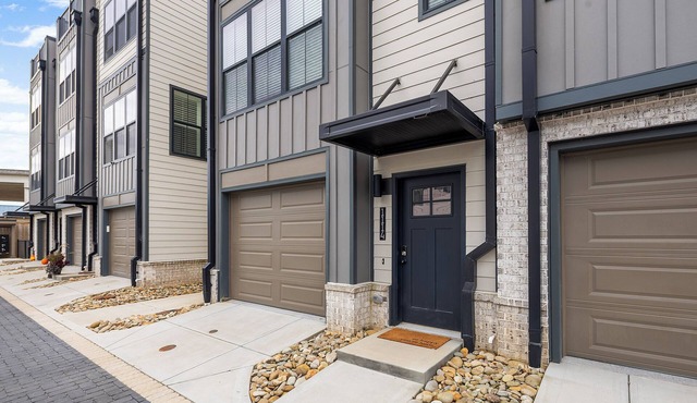 Beautiful townhome with a rooftop deck with river views in South Knoxville