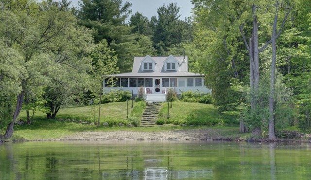 Big Rideau Lake Waterfront Cottage with pristine beach!