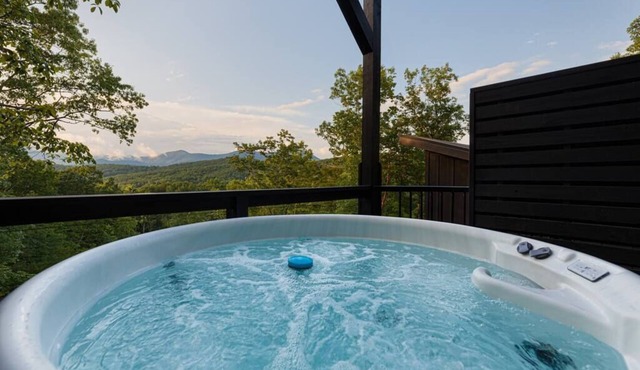 Black Ash, Alpine Cabin -Views! Outdoor shower, hot tub, more!