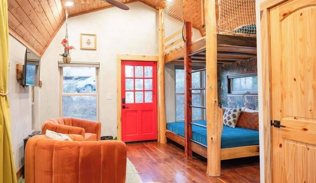 Blackbird: Artsy Chattanooga Tiny Cabin @ Talking Water