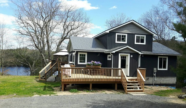 Blackstone's Lakeside retreat- tranquility and relaxation await!