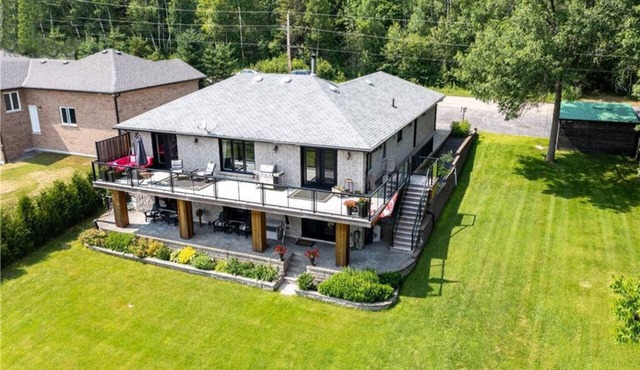 Blue Jays Paradise: Lake Front Cottage