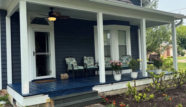 Bluebird Bungalow at the Lake Clarksville, Virginia Hot Tub & near the Lake!