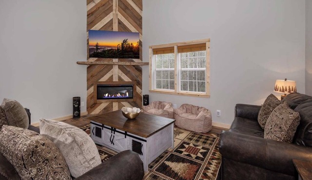 Boone Getaway | Dog Friendly, Hot Tub, Fire Pit!